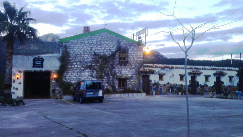 Alojamiento Rural La Caseria De Piedra Restaurante เฮน ภายนอก รูปภาพ